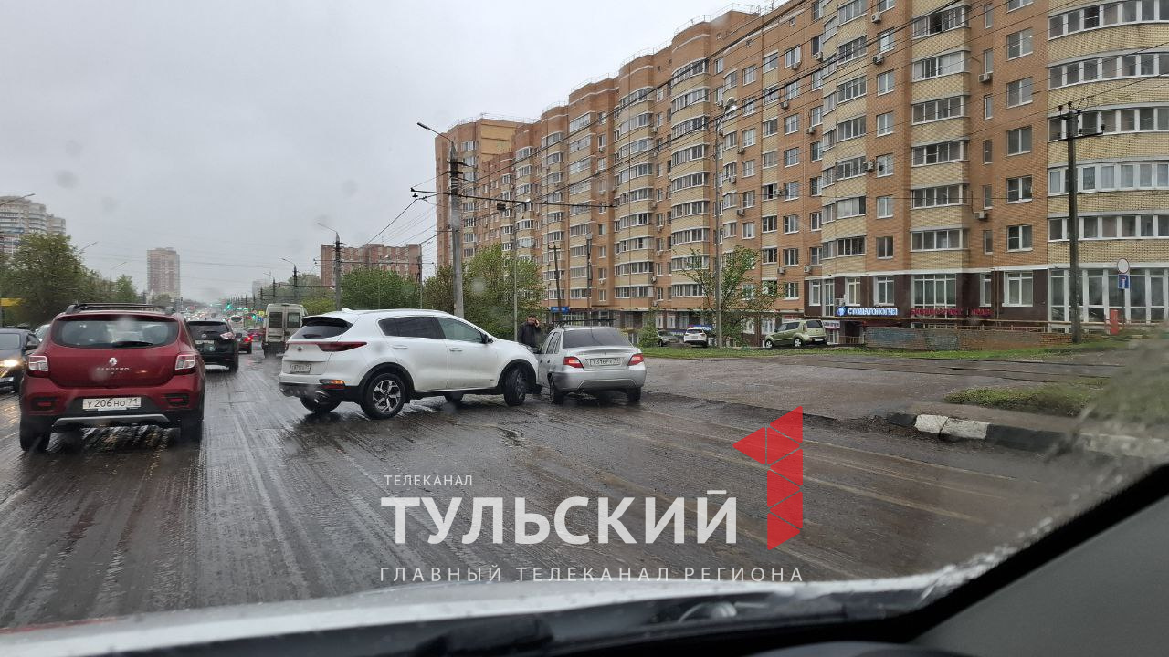 На проспекте Ленина в Туле столкнулись 2 легковушки
