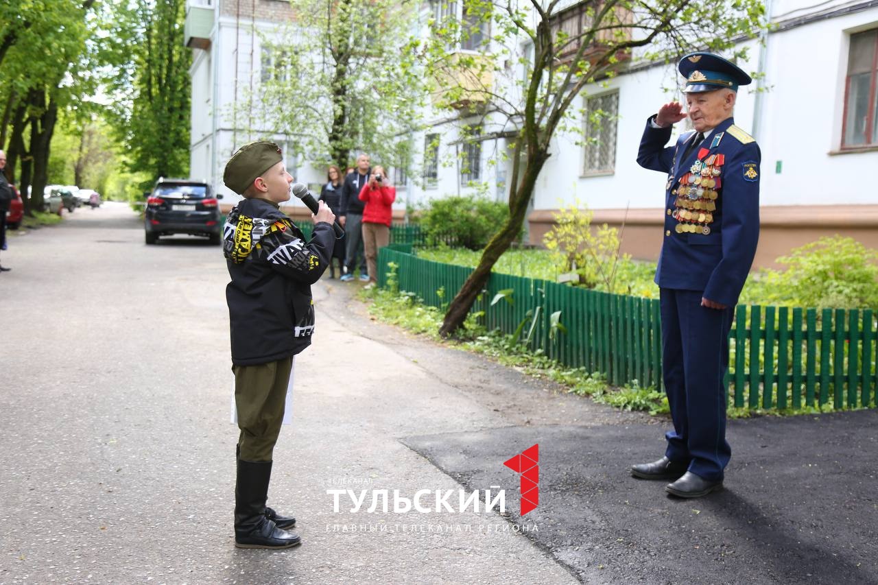 Перед домом 100-летнего ветерана в Туле устроили праздничный концерт