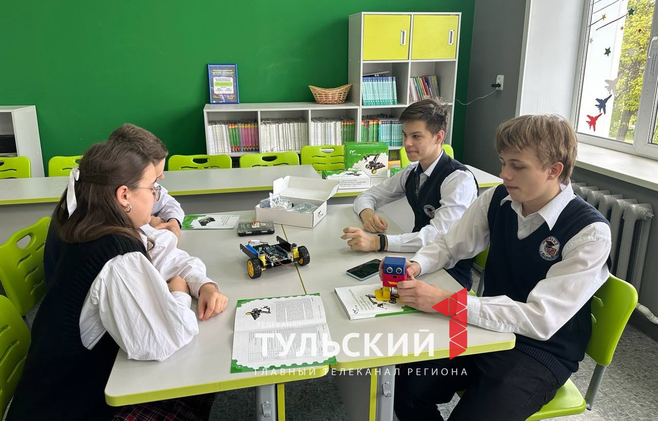 В киреевской школе появились новые микроскопы и учебные наборы по робототехнике