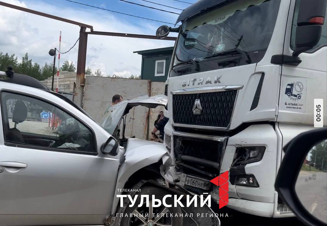 В Туле на Алексинском шоссе лоб в лоб столкнулись легковушка и грузовик