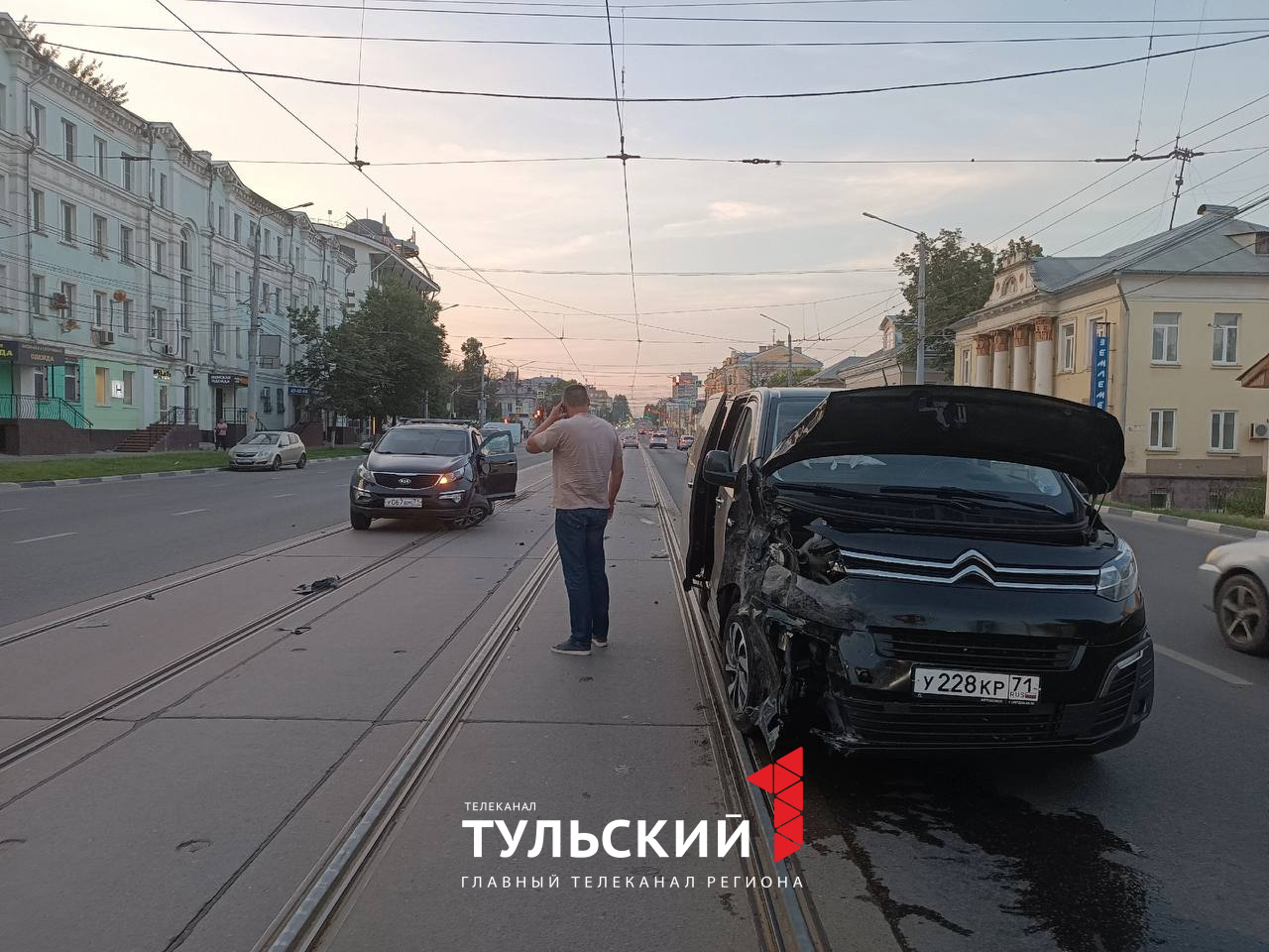 В Туле на улице Октябрьской произошло ДТП на трамвайных путях