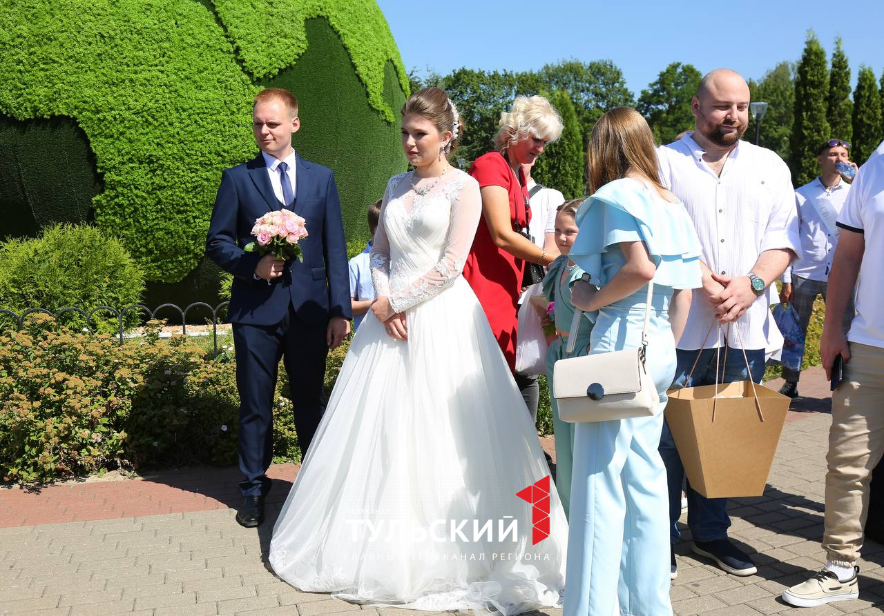 Туляки поженились в Центральном парке в День семьи, любви и верности