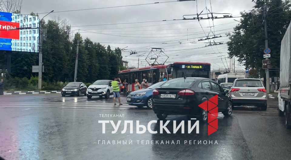 На проспекте Ленина в Туле столкнулись автобус и трамвай