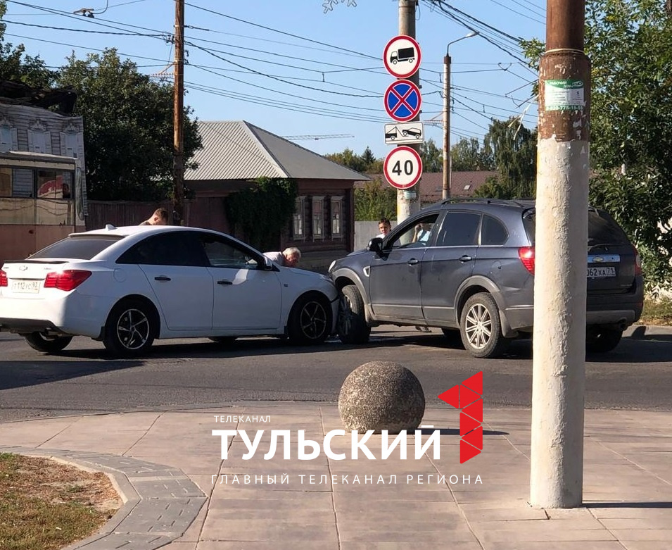 На улице Оборонной в Туле столкнулись два автомобиля