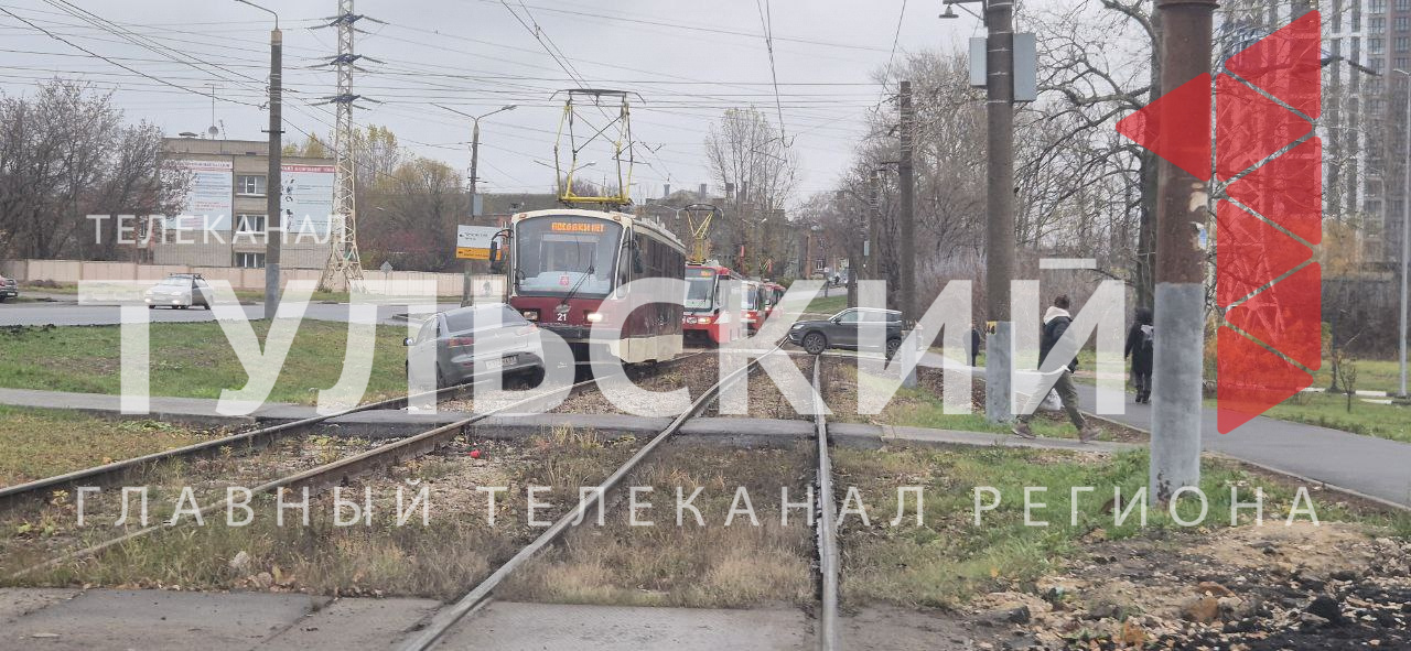 Трамвай снес легковушку на улице Хворостухина в Туле 