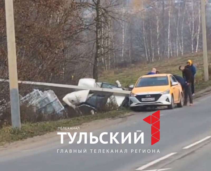 На Веневском шоссе в Туле ГАЗель сбила столб