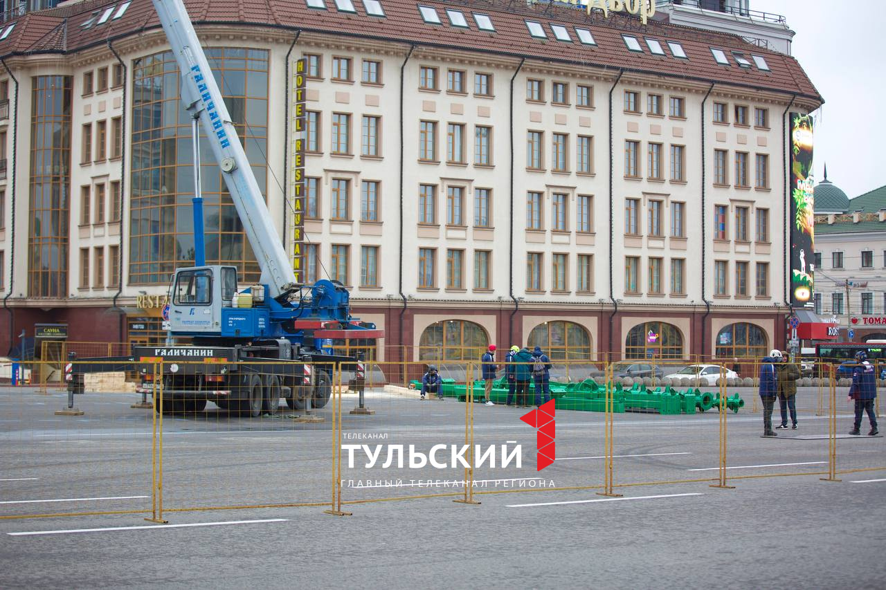 На площади Ленина в Туле начали устанавливать новую новогоднюю елку