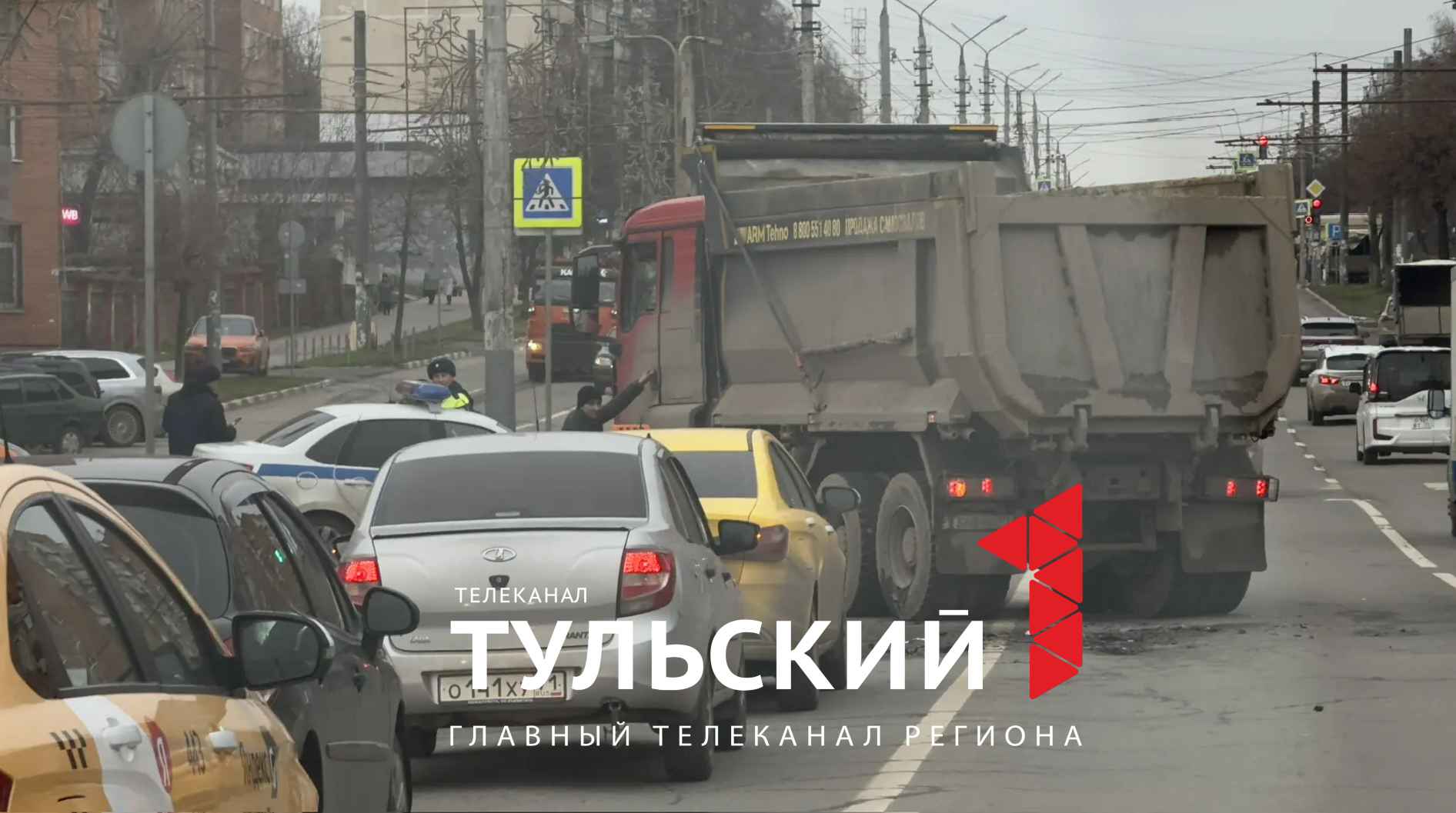 В Туле на улице Ложевой столкнулись большегруз и каршеринг