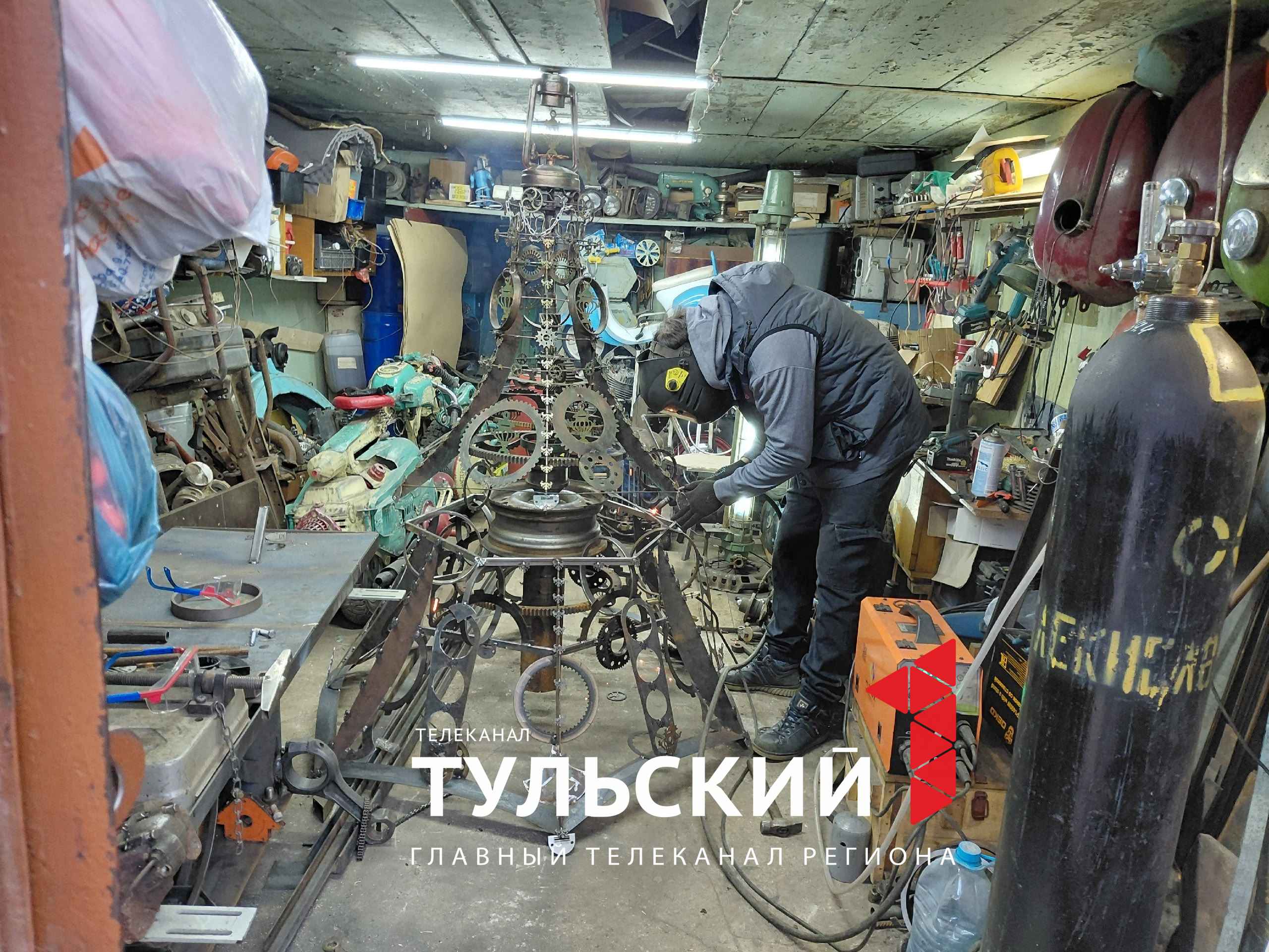 Туляк собрал двухметровую ёлку из металлолома у себя в гараже