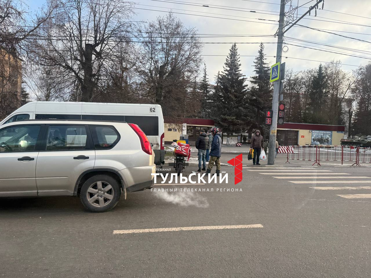 Курьер службы доставки попал под колеса маршрутки на проспекте Ленина в Туле