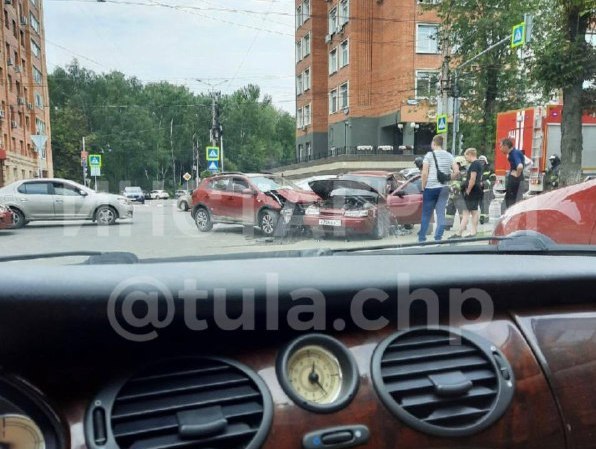 В Туле на улице Болдина произошла авария с двумя пострадавшими