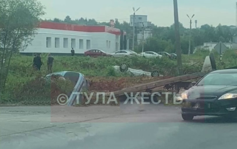 Под Тулой два автомобиля вылетели в кювет после столкновения
