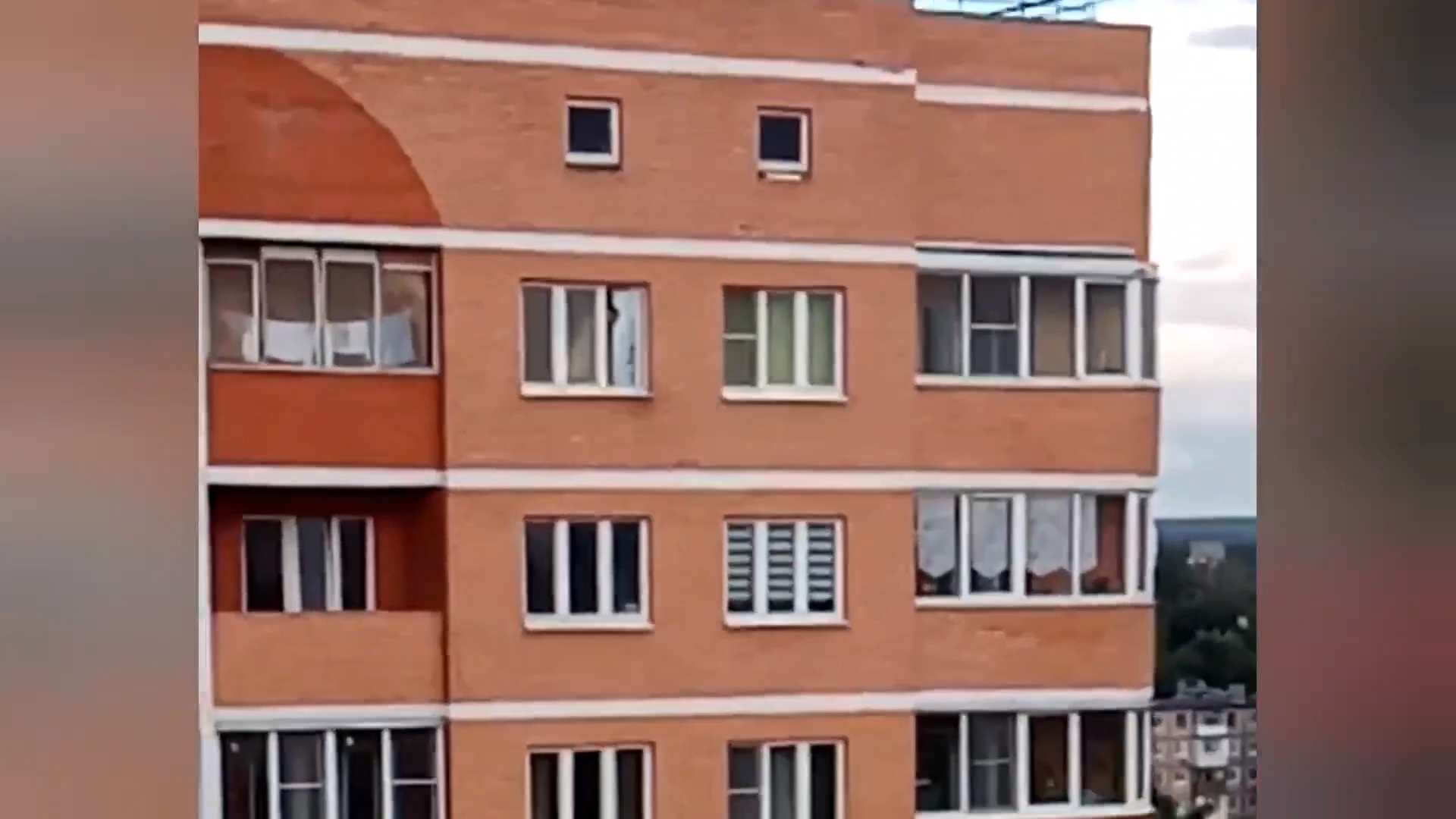 В Туле 5-летний мальчик чуть не выпал из окна 17-го этажа