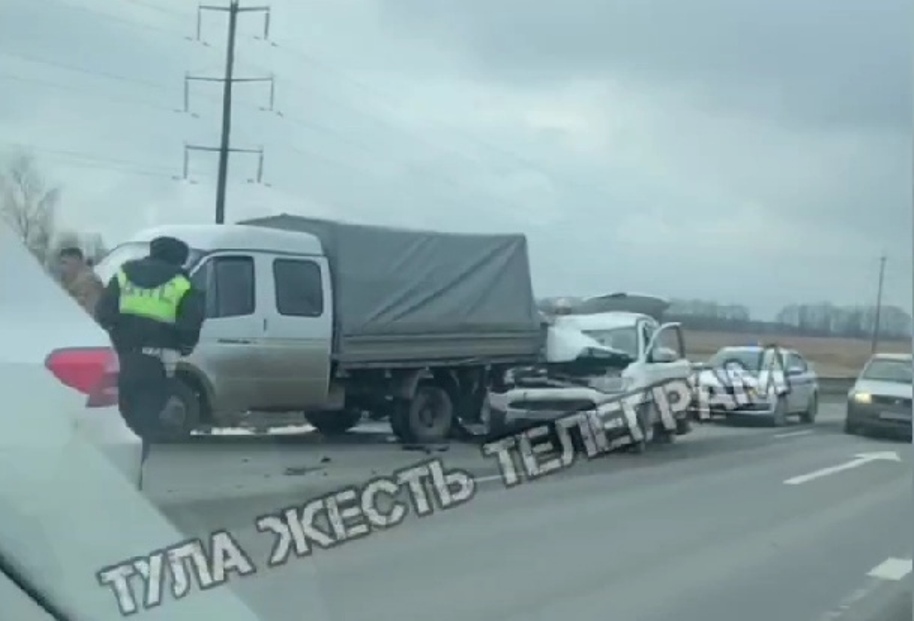 На Калужском шоссе в Туле столкнулись "Газель" и "Мицубиси"