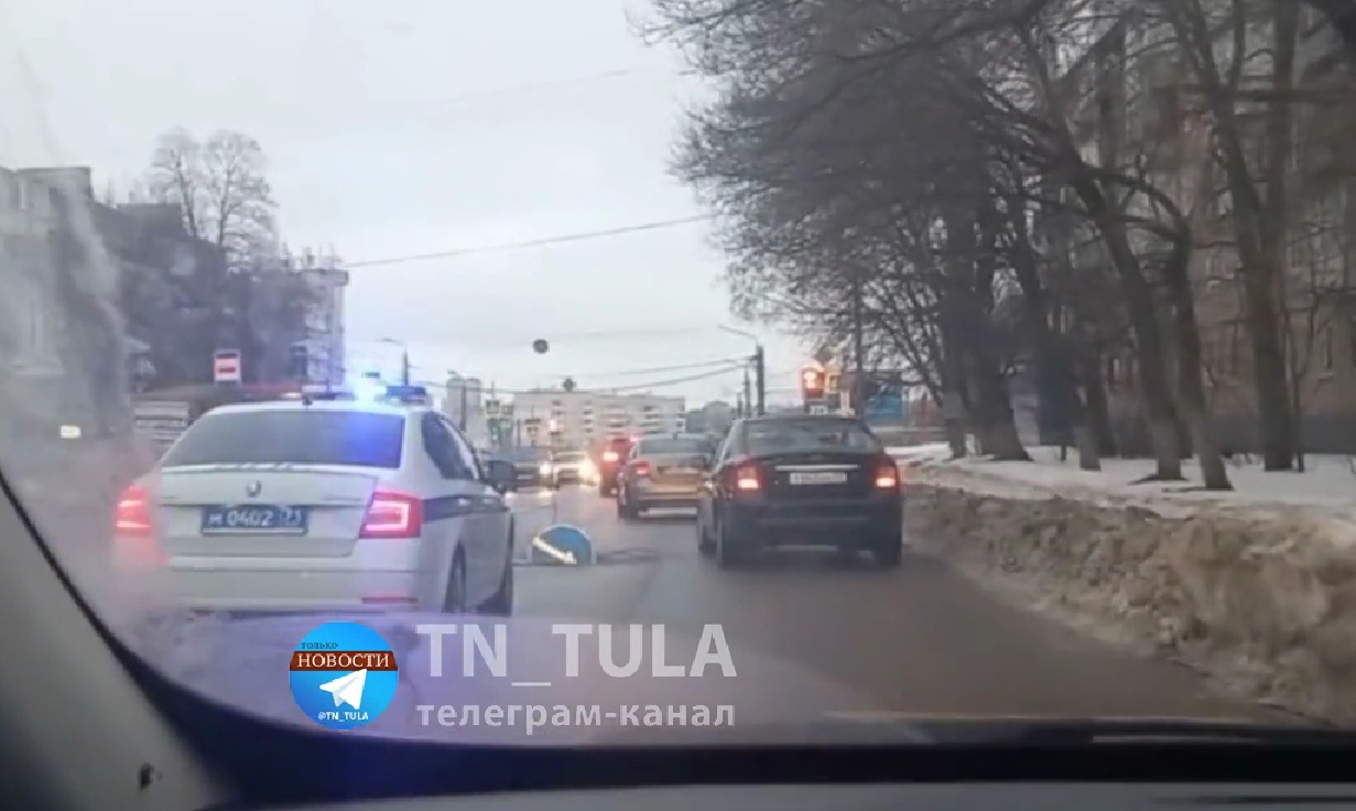 На улице Металлургов в Туле легковушка попала в провалившийся люк - Новости  Тулы и области - 1tulatv