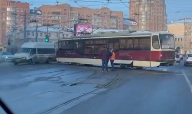 В центре Тулы трамвай сошел с рельсов: видео