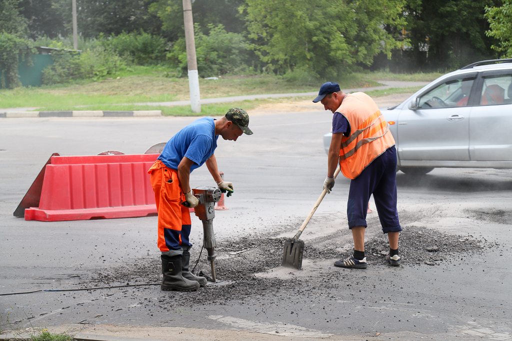 В Туле ямы на дорогах заделывают с помощью метода пневмонабрызга