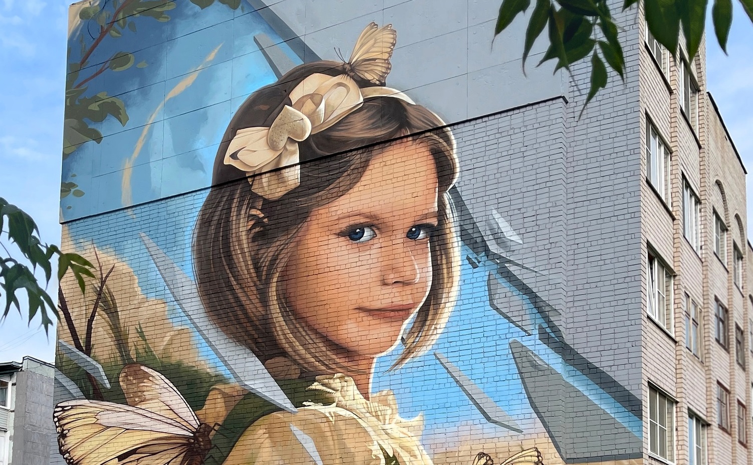 Туляк нарисовал портрет дочери на стене дома в Вологде