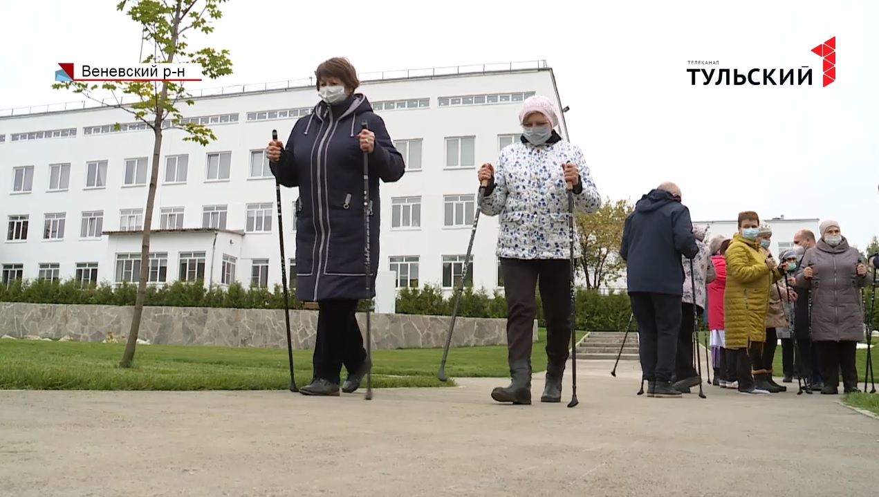 Пациентам Тульского госпиталя ветеранов подарили инвентарь для скандинавской ходьбы