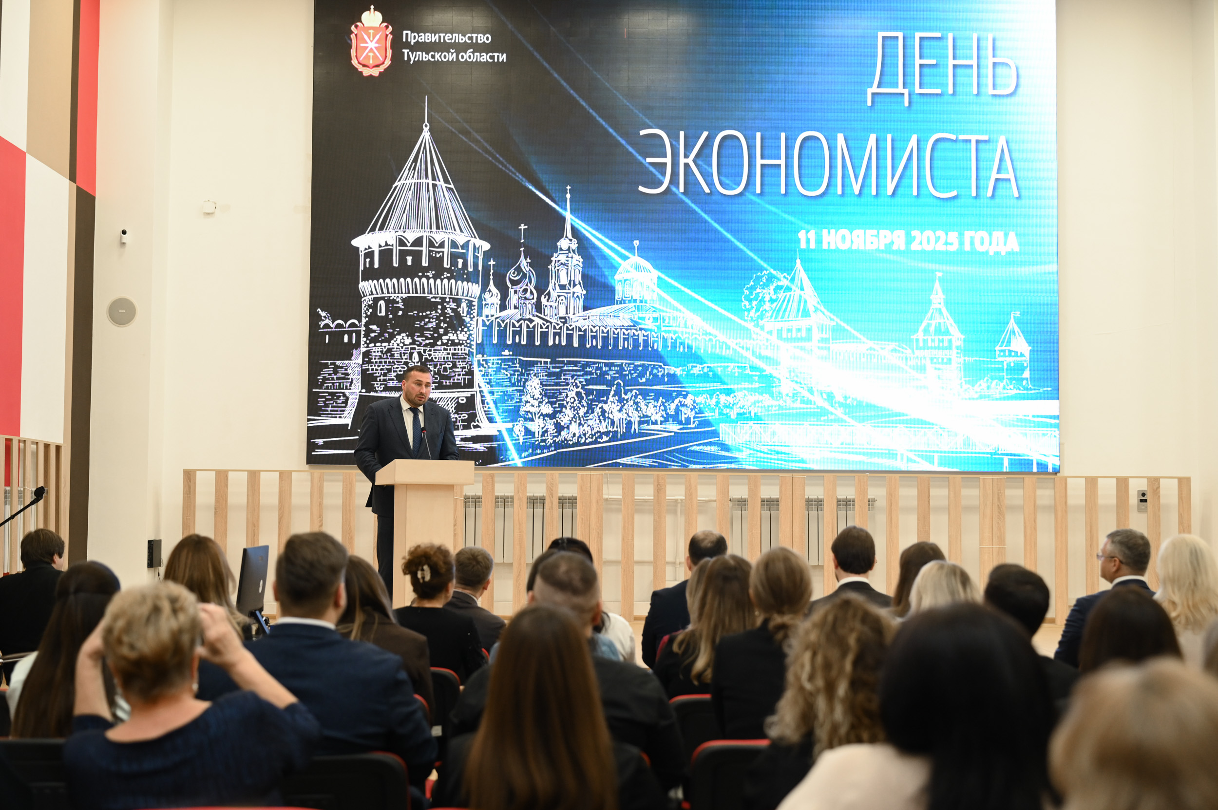 В Туле наградили отличившихся сотрудников экономического сектора