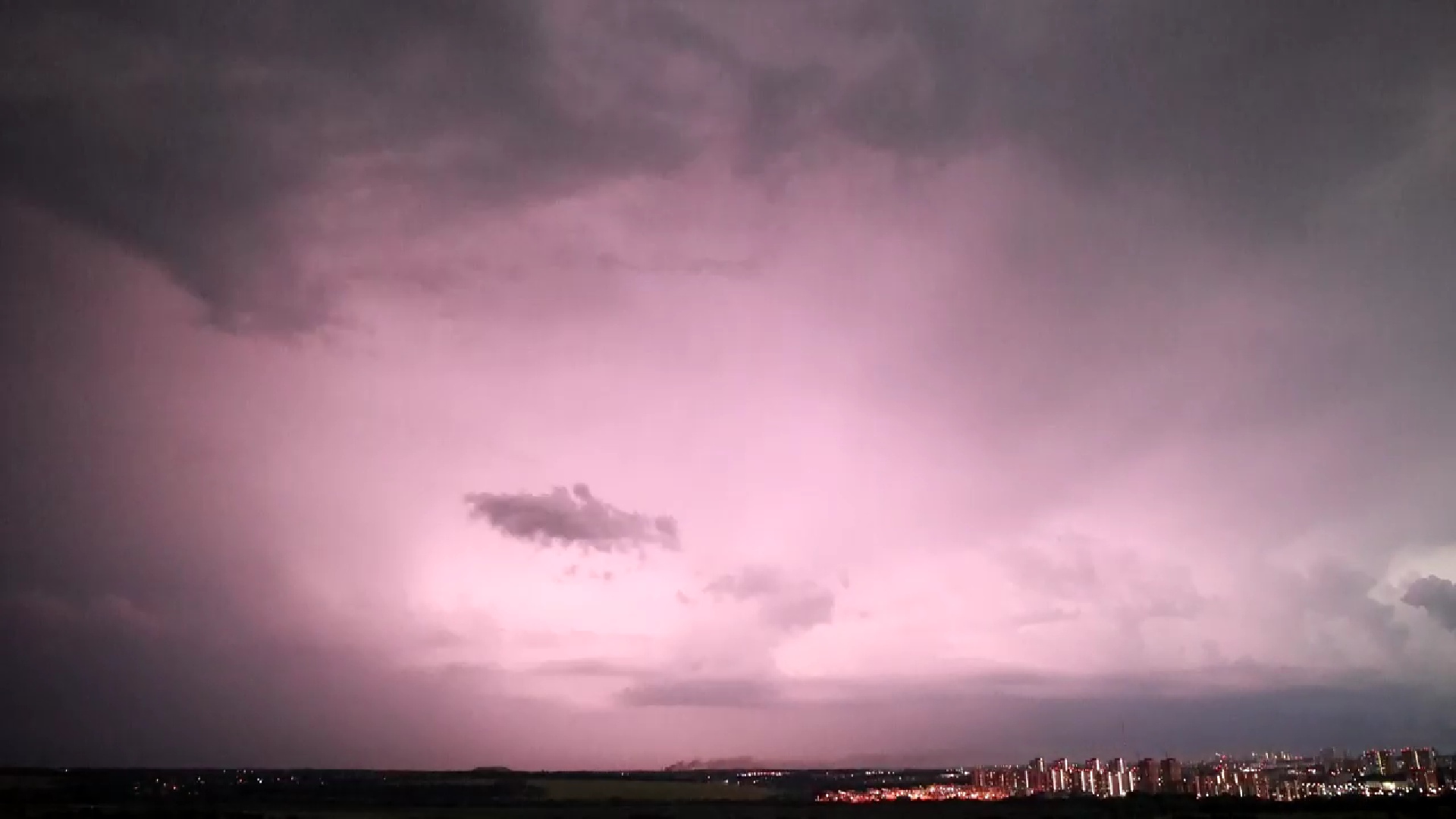 Туляк снял на видео молнию в небе над городом