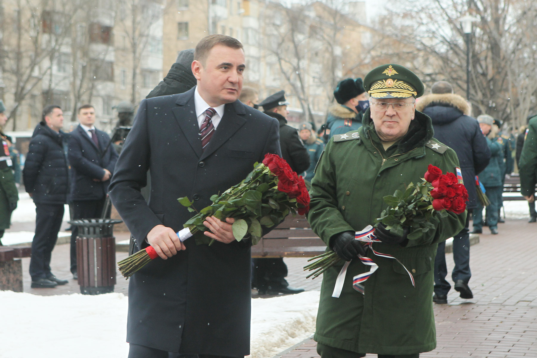  Губернатор Тульской области Алексей Дюмин возложил цветы к памятникам спасателей в Москве
