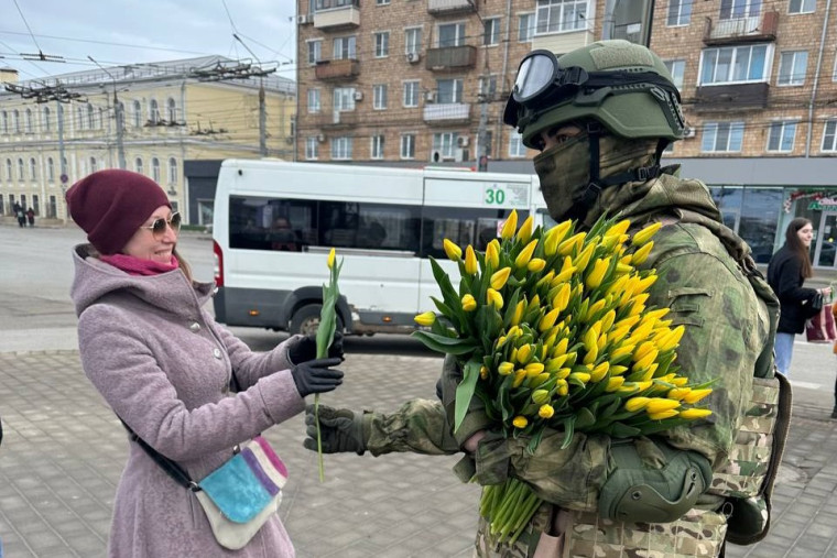 В центре Тулы десантники подарили женщинам цветы