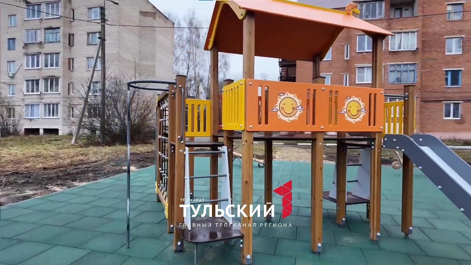 На улице Дубовской в Узловой приняли детскую площадку