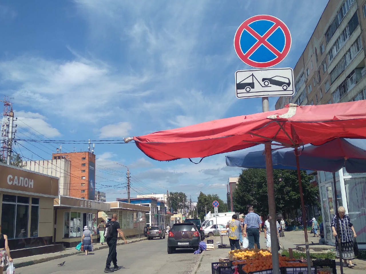 В Туле торговцы устроили стихийный рынок прямо под знаком "Остановка запрещена"