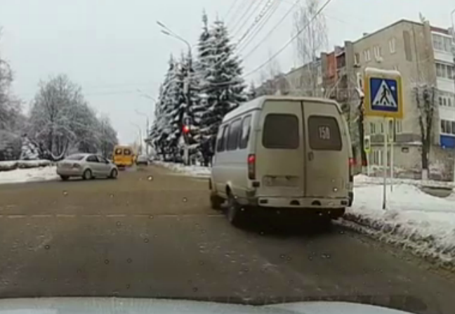 В Новомосковске наказали водителя маршрутки, проехавшего на красный свет