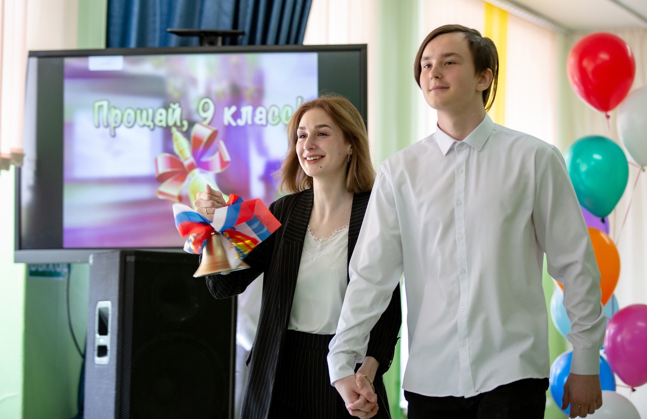 Дмитрий Миляев поздравил тульских выпускников с последним звонком
