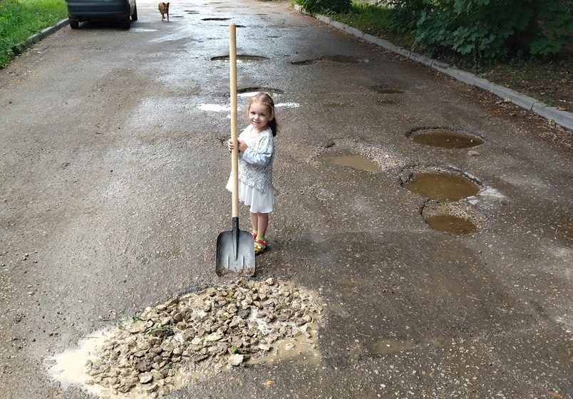 Администрация Алексина прокомментировала ремонт дороги маленькой девочкой