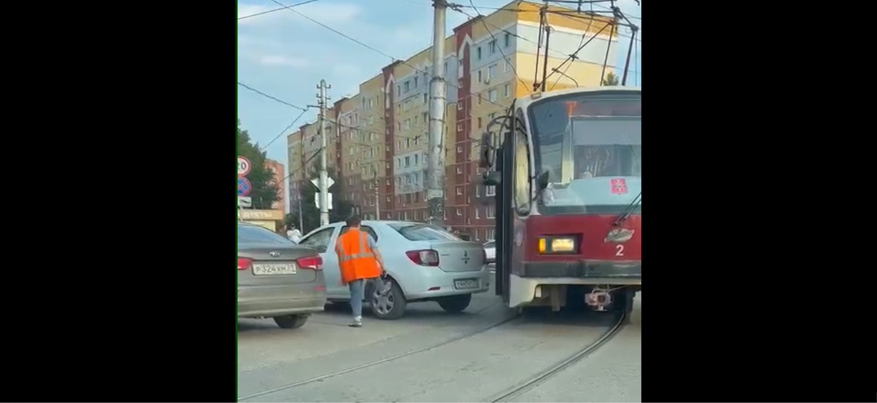 В Туле припаркованные автомобили не дали проехать трамваю