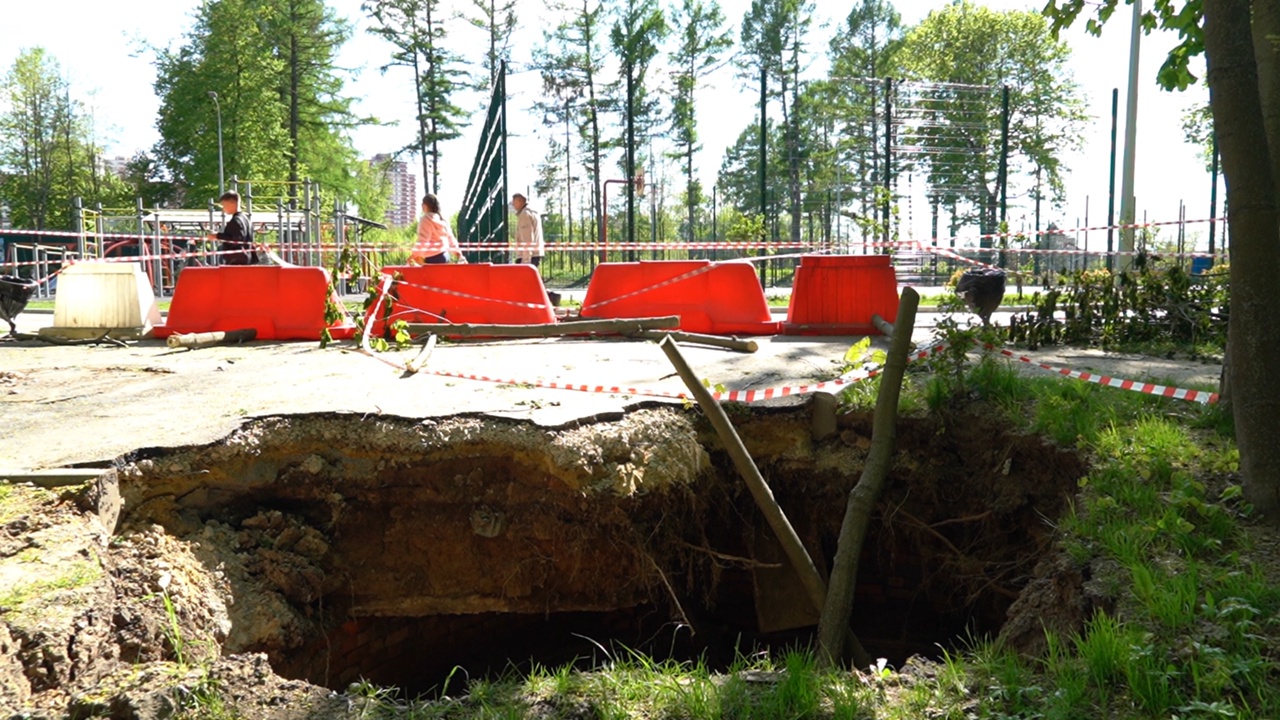 5 метров в длину: почему в Платоновском парке образовалась яма