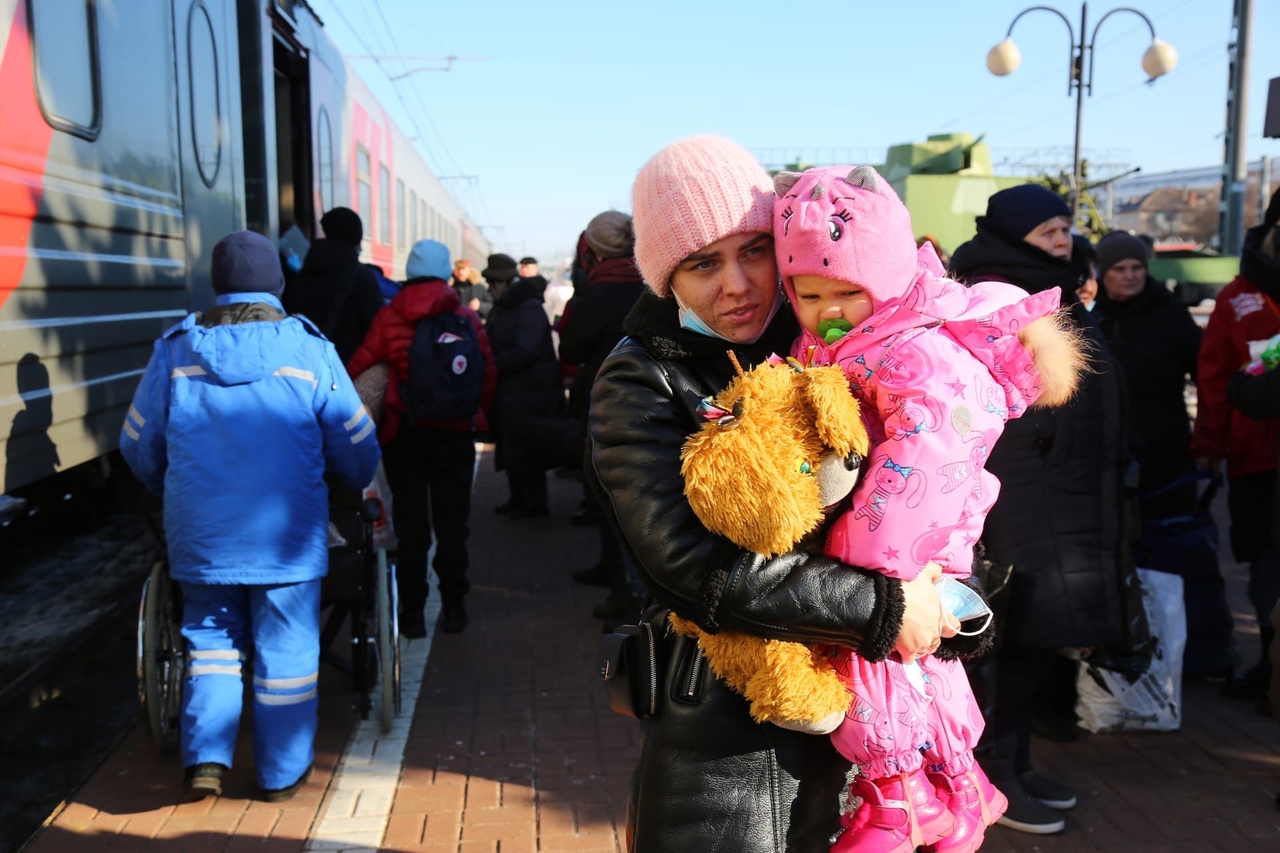 Тула встретила первый поезд с беженцами из ДНР и ЛНР: фоторепортаж