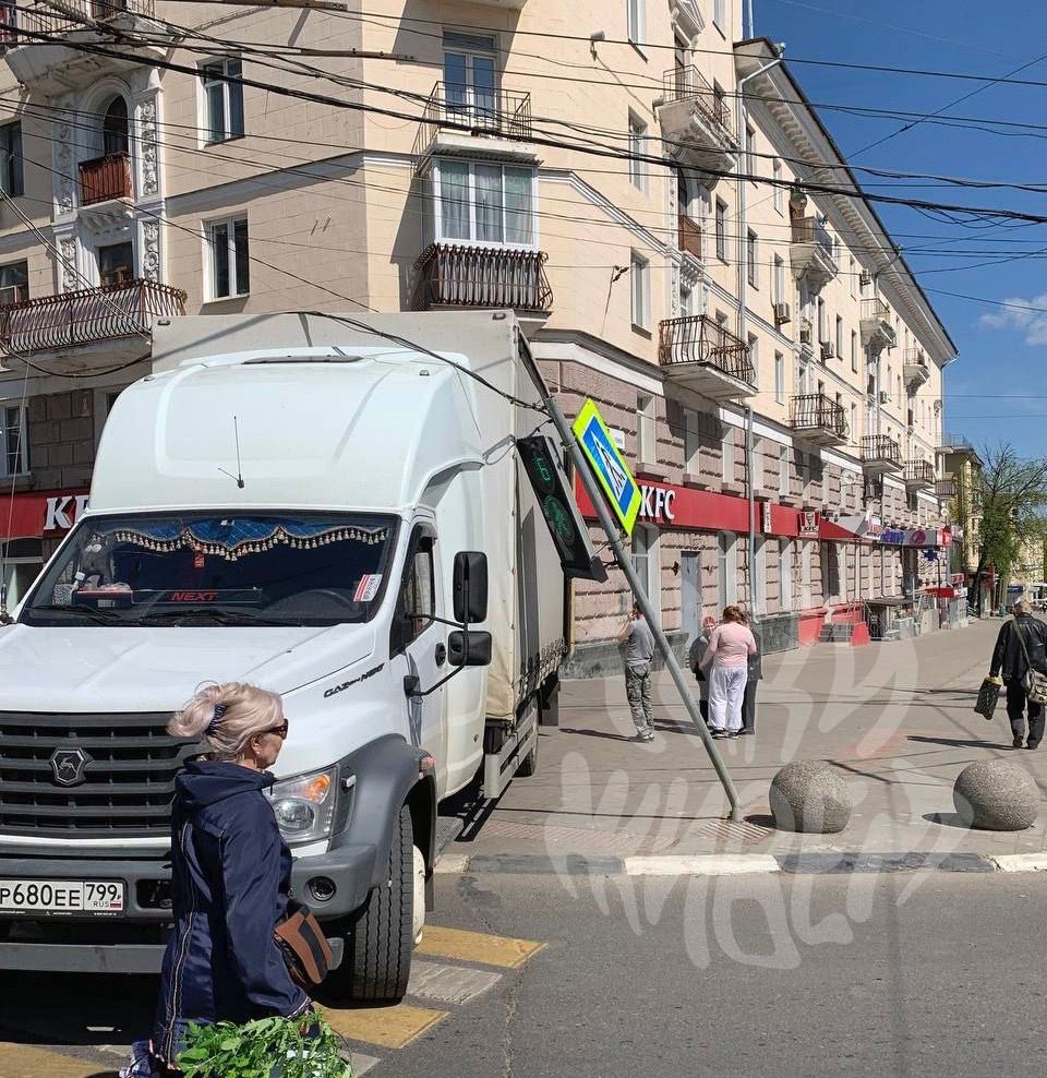 На проспекте Ленина в Туле Газель врезалась в дорожный знак - Новости Тулы и области - 1tulatv