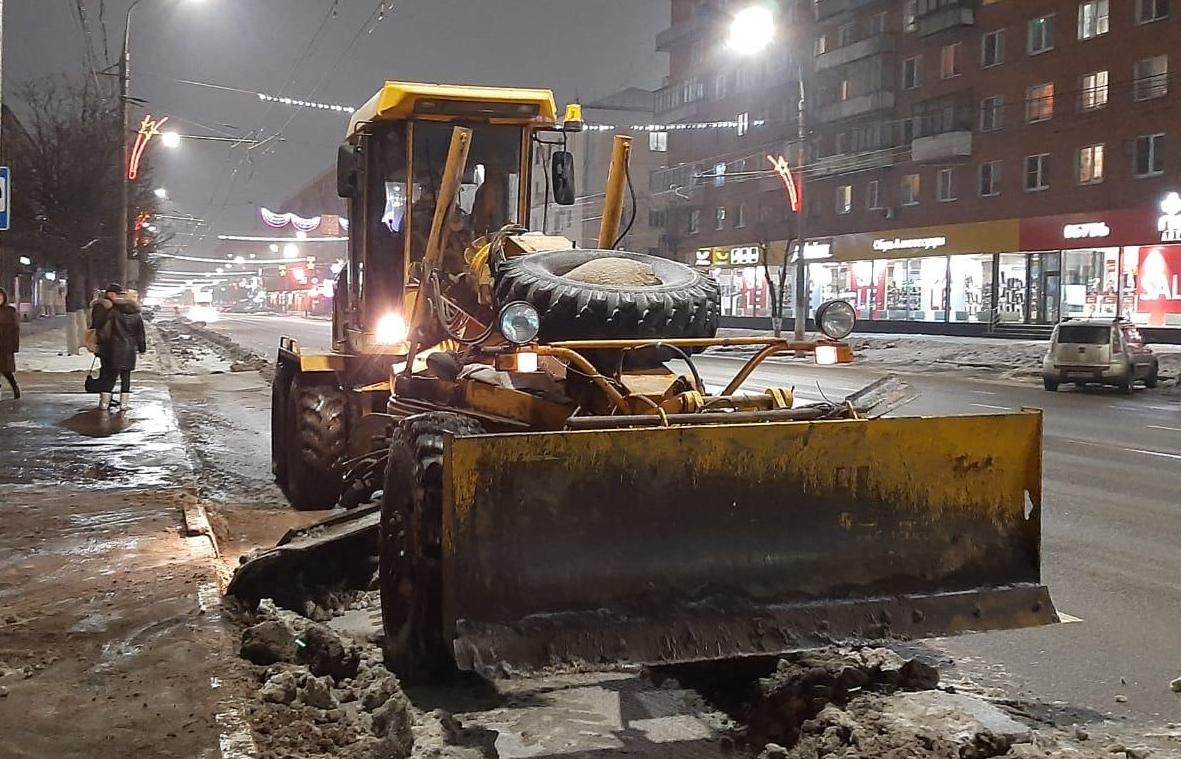 В Туле продолжают убирать улицы от снега: использовано 650 тонн противогололедных материалов