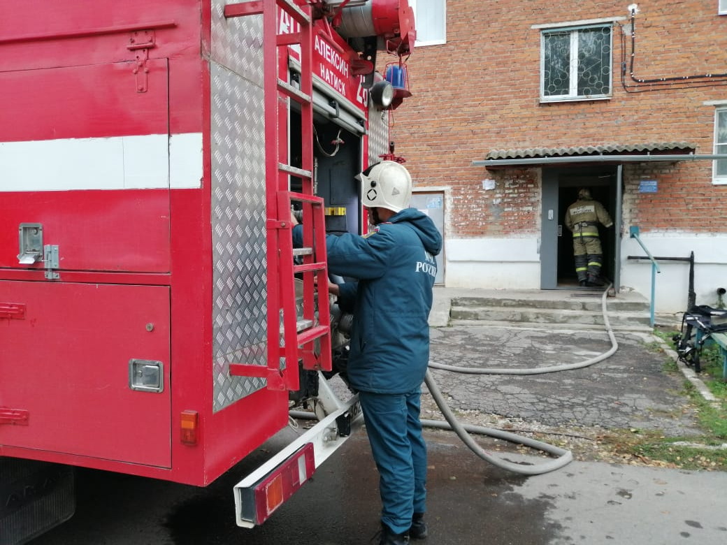 Пожарные в Алексине спасли из горящей квартиры 90-летнюю бабушку