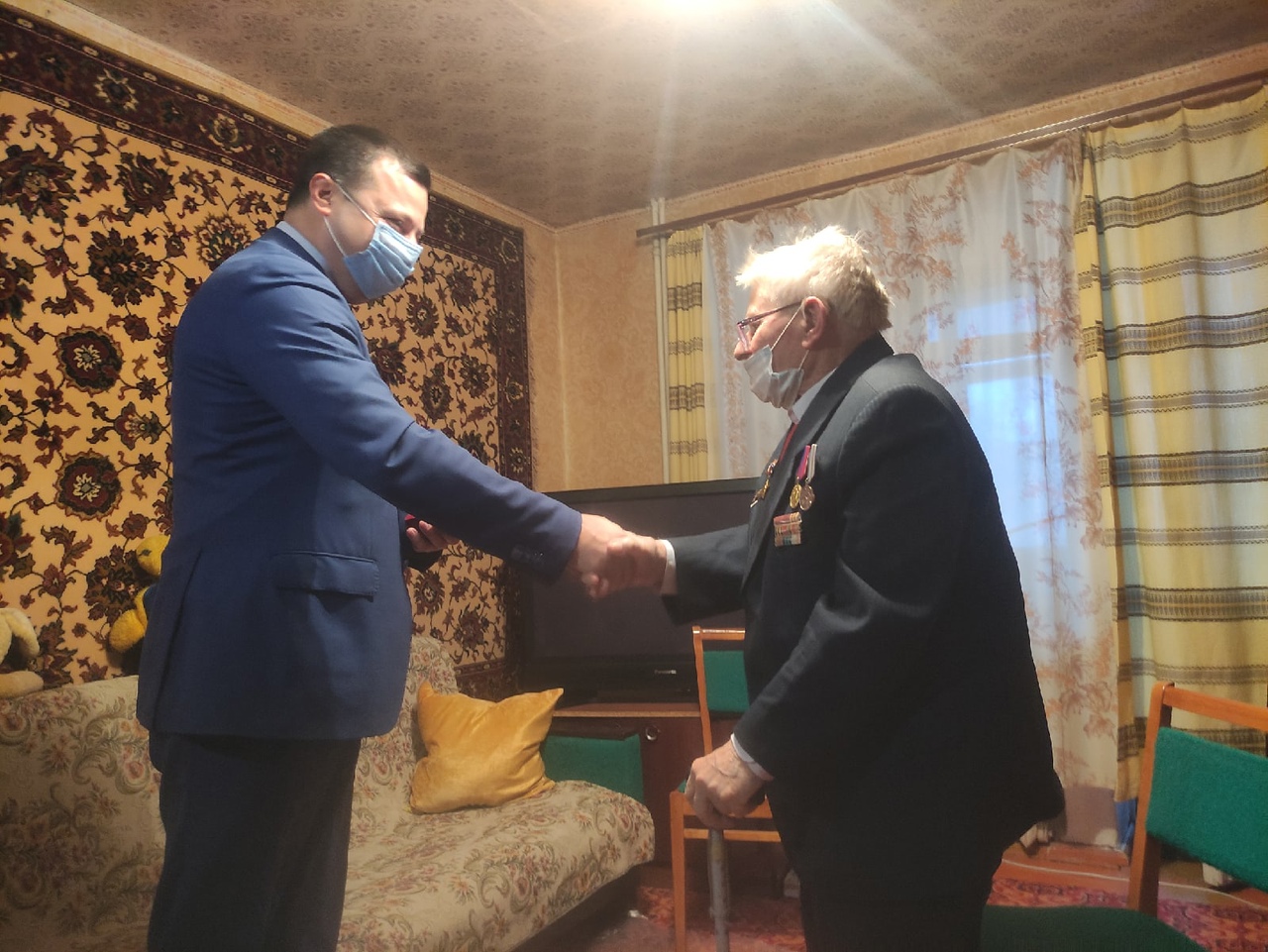 В Туле ветерана войны наградили памятным нагрудным знаком «80 лет битвы за Москву»