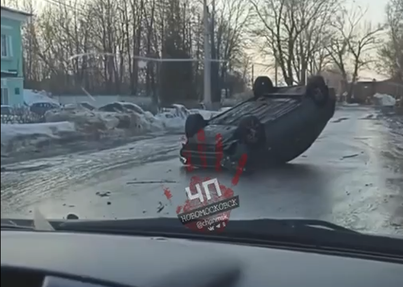 В Новомосковске посреди дороги перевернулся автомобиль