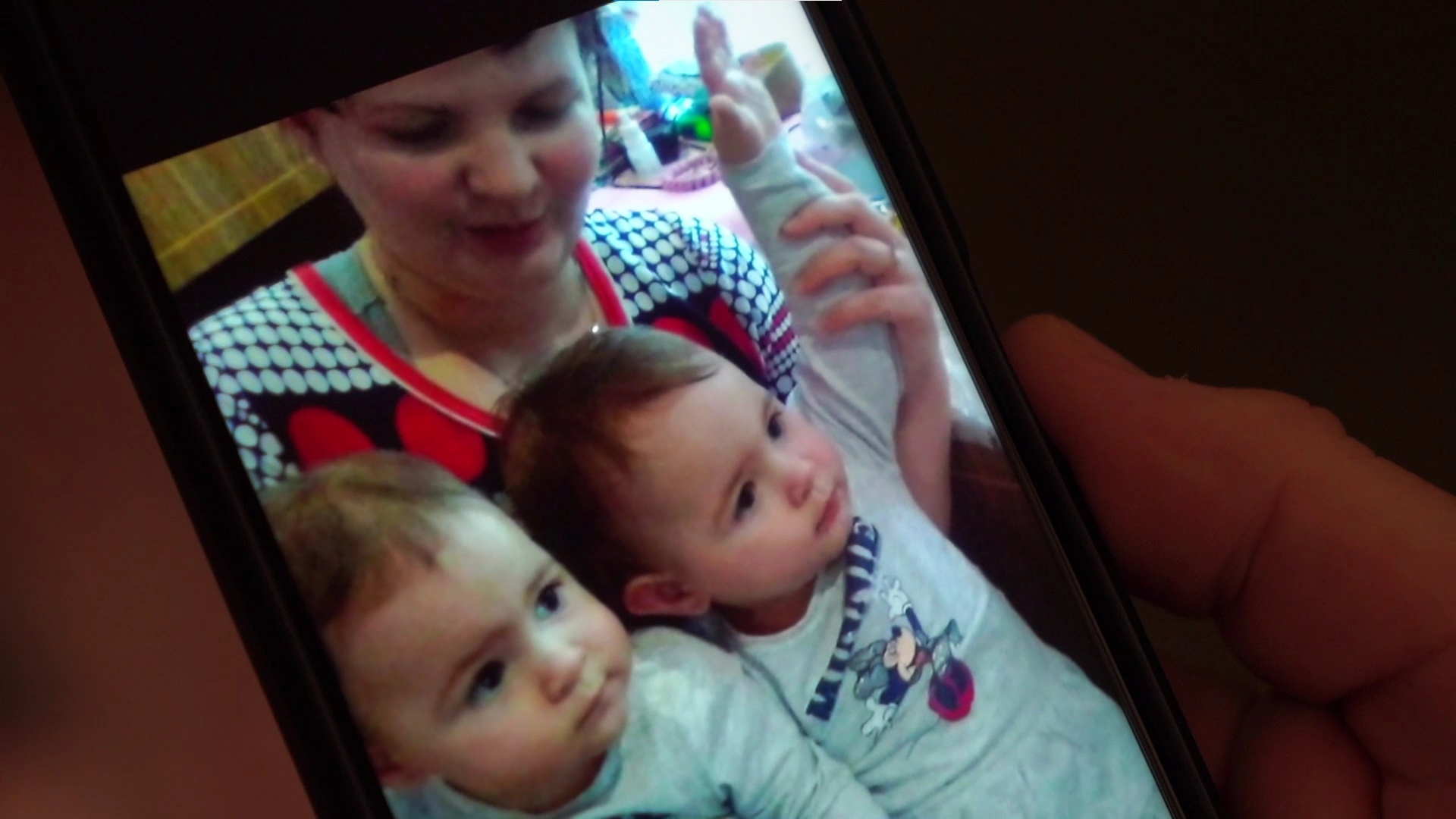 В Туле 4-летние близняшки-сироты могут лишиться единственного жилья