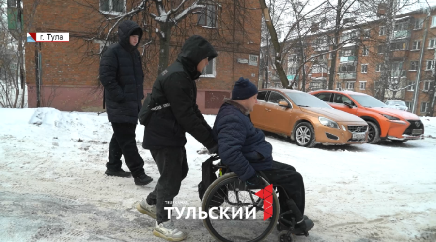 В Туле инвалид-колясочник не может выехать из дома: куда жаловаться на снег во дворе