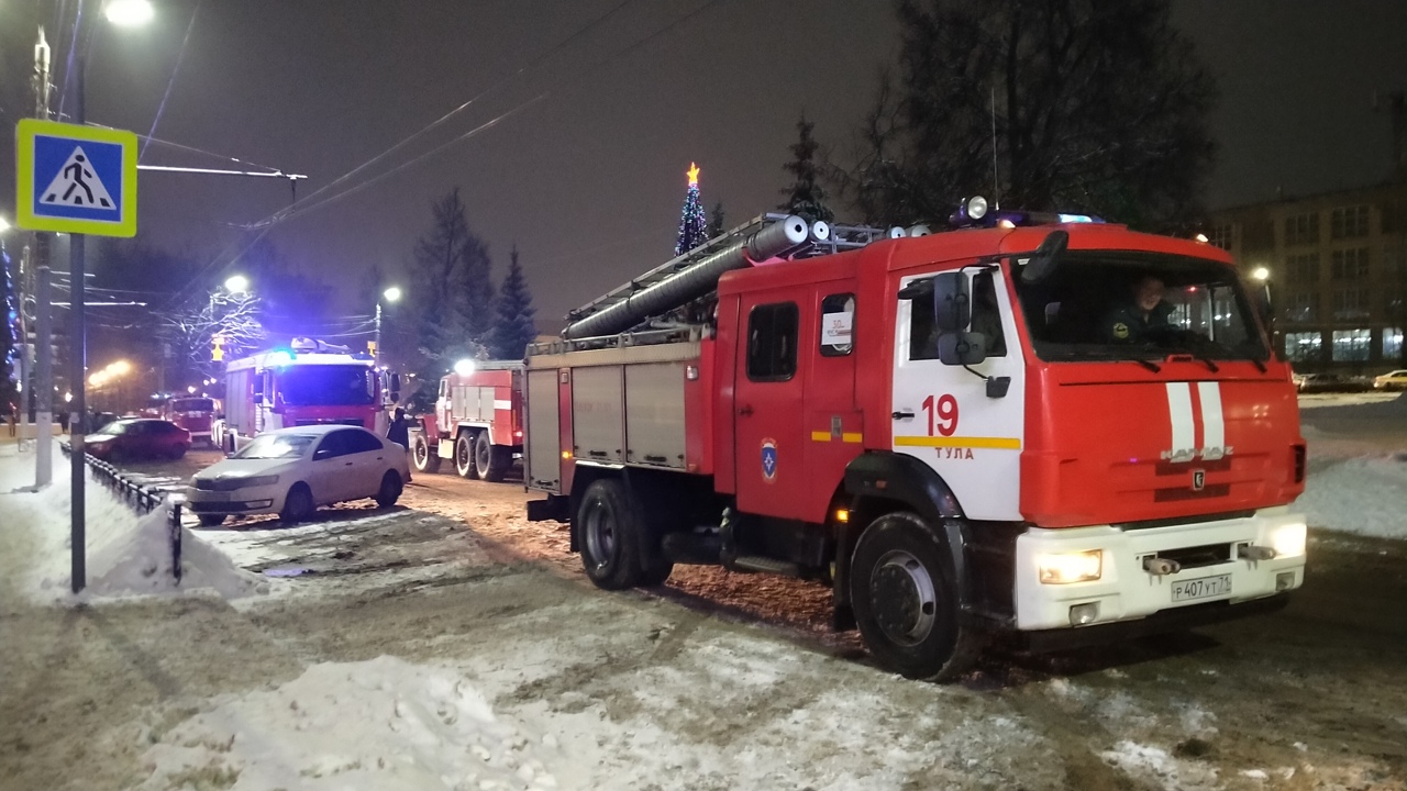 К автовокзалу в Туле приехало 5 пожарных машин