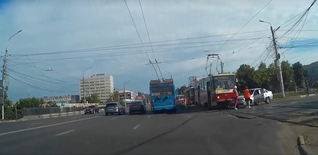 На проспекте Ленина в Туле столкнулись трамвай и легковушка