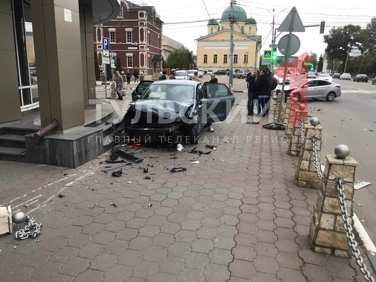 В центре Тулы автомобиль протаранил здание "Центргаз"