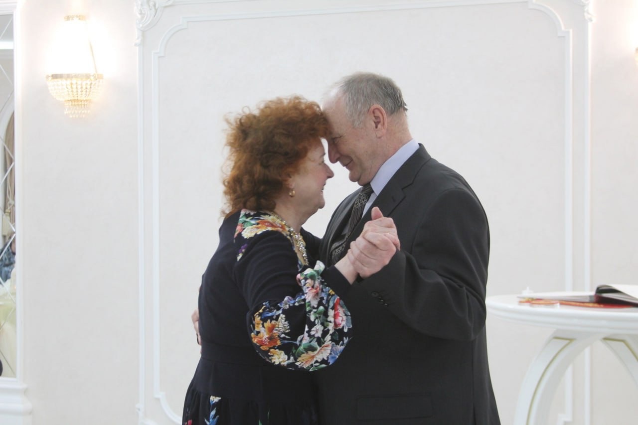 Семья из Новомосковска отметила золотую свадьбу в День Победы