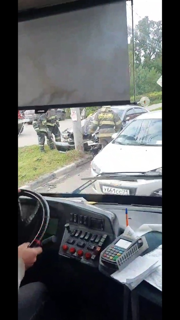 В Туле после лобового столкновения автомобиль врезался в столб