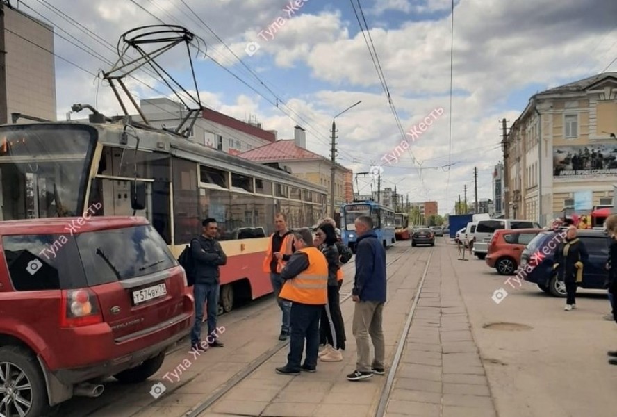 В Туле на улице Фрунзе столкнулись внедорожник и трамвай