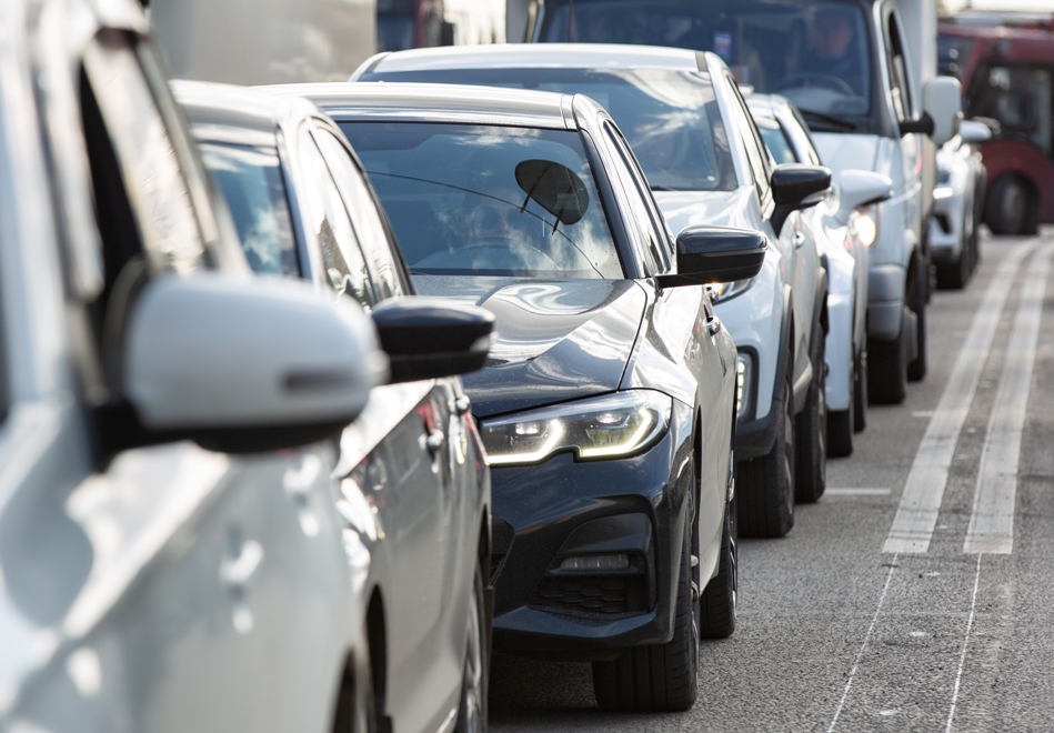 В России снова ограничили продажу Lada Largus