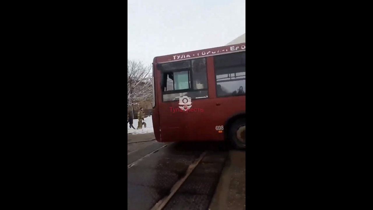 В Туле на железнодорожном переезде застрял автобус